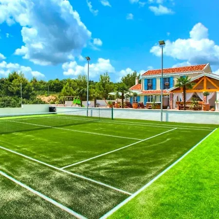 Villa, וילה *