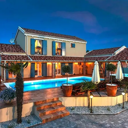 וילה Villa, *