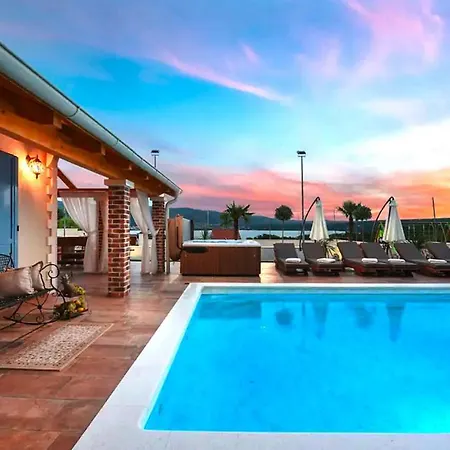 Villa, וילה